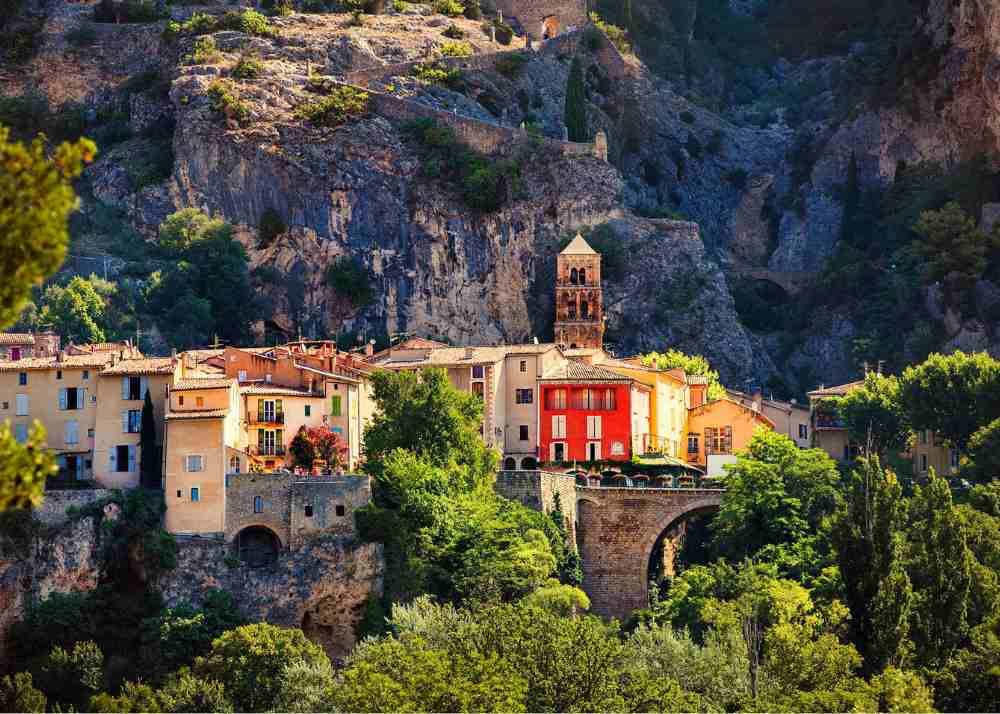 Moustiers Sainte-Marie: a charming village in the South of France