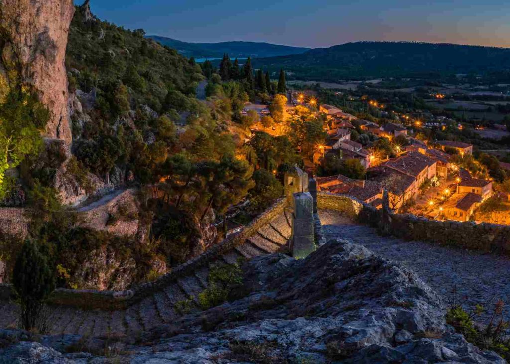 Moustiers Sainte-Marie by night