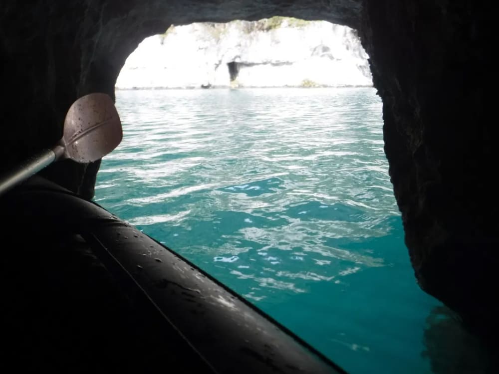 Canoé, Packraft dans le Verdon entre amis et famille, dans une cave