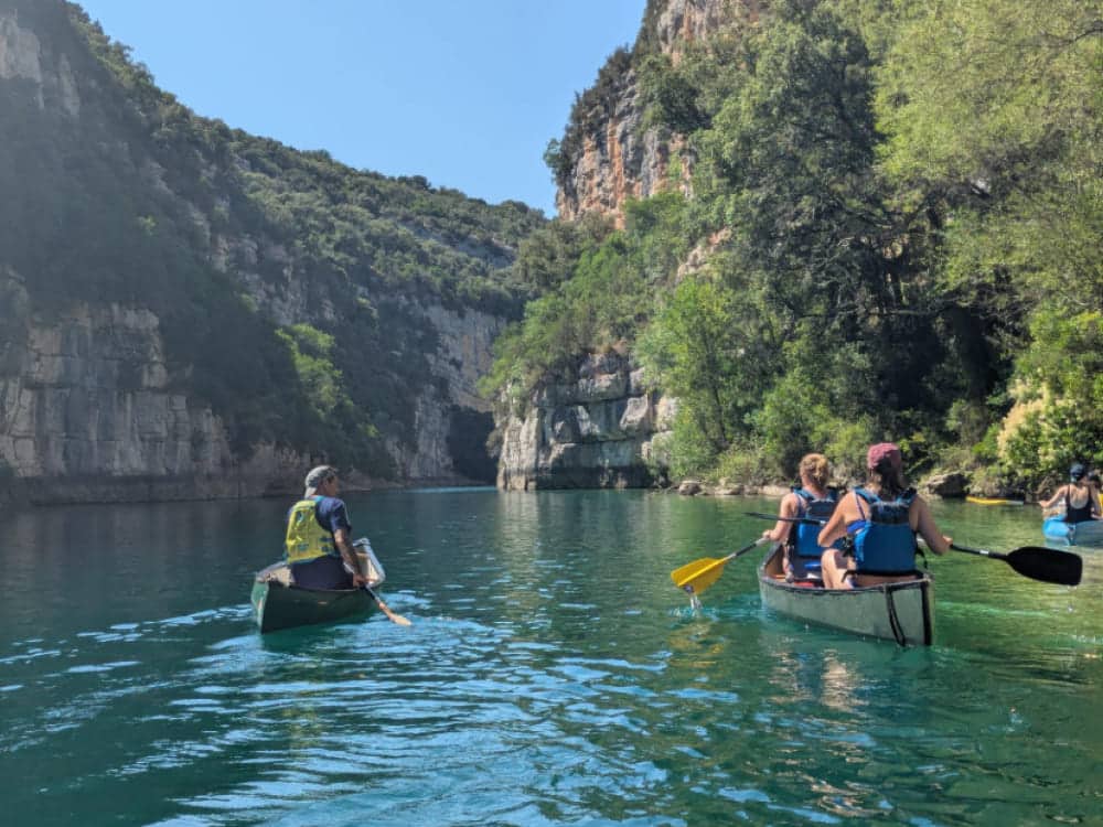 Activité en canoé en groupe dans le Verdon
