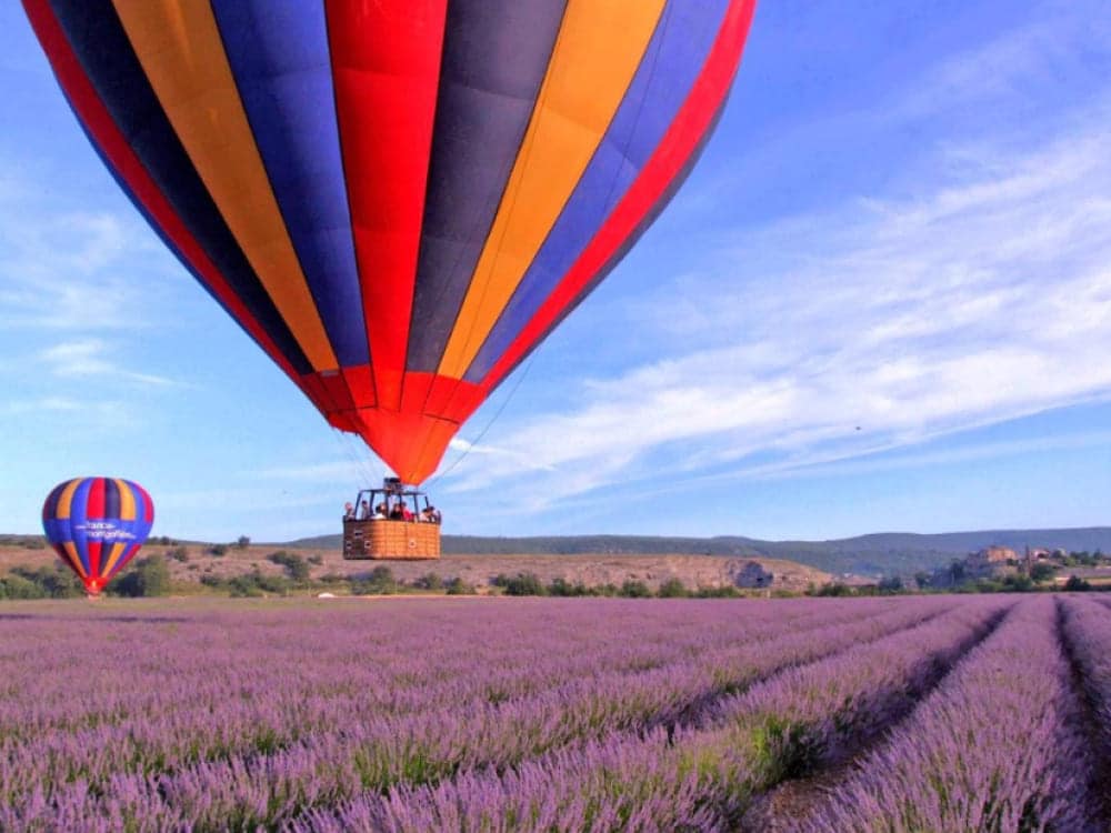Montgolfière dans les champs de lavande en Provence